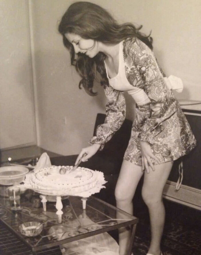 Mujer cortando su pastel de cumpleaños en Irán 1973, 5 años antes de la Revolución Islámica