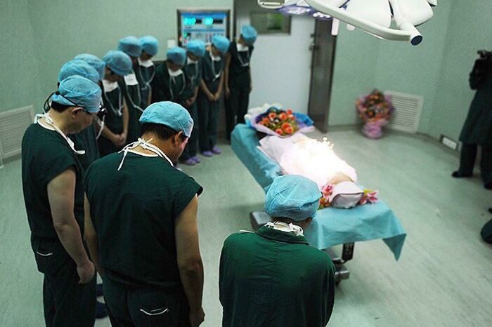 Personal médico durante una operación de donación de órganos rindiendo homenaje a esta donante de 17 años que ha salvado múltiples vidas