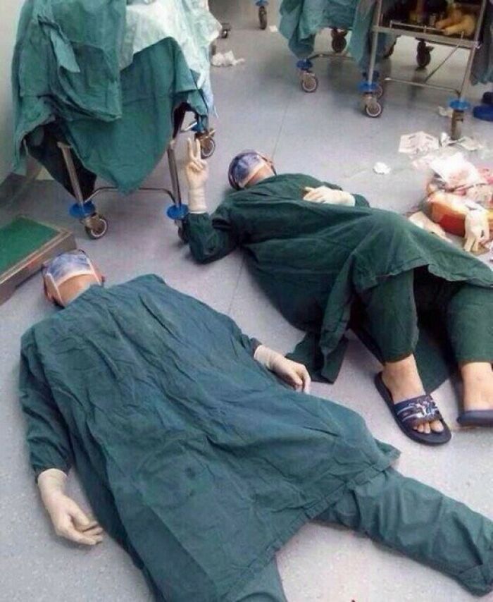 2 cirujanos tras extirpar varios tumores cerebrales durante una operación de 32 horas