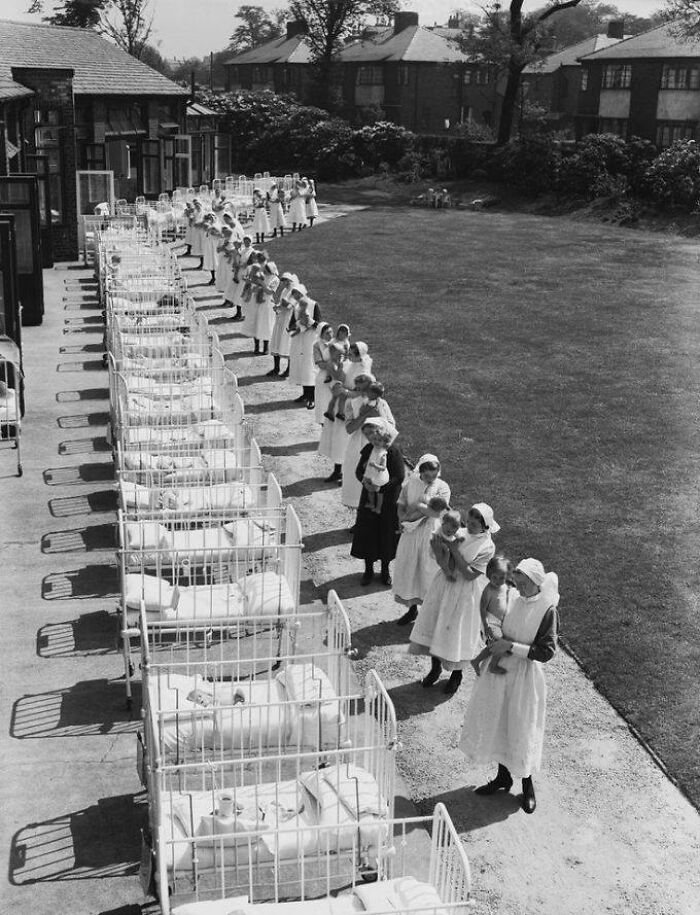 Vintage Nurses Give Jaundiced Babies Some Sunshine Treatment