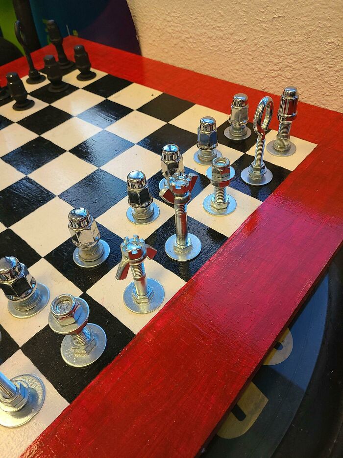Piezas de ajedrez hechas de ferretería
