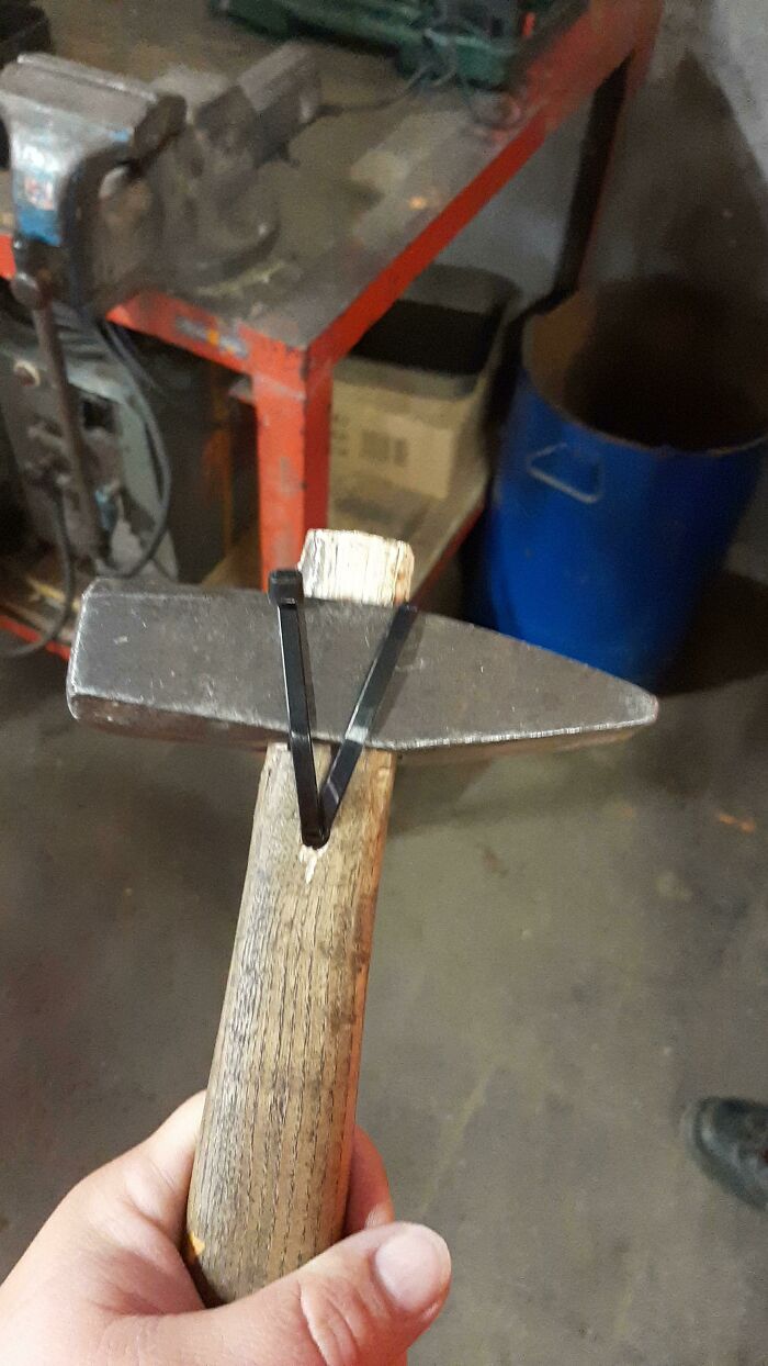 Este martillo fue reparado hoy en mi trabajo
