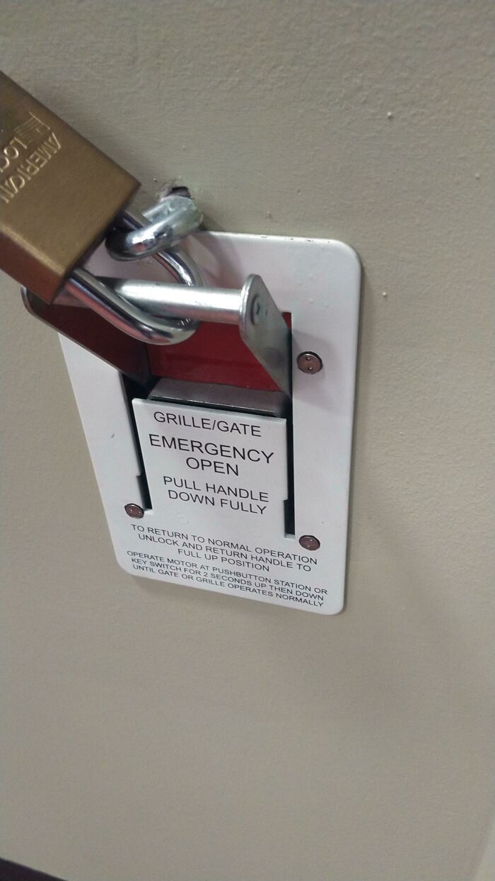 Mi universidad local puso intencionalmente un gancho en la pared para poner un candado a un interruptor de emergencia