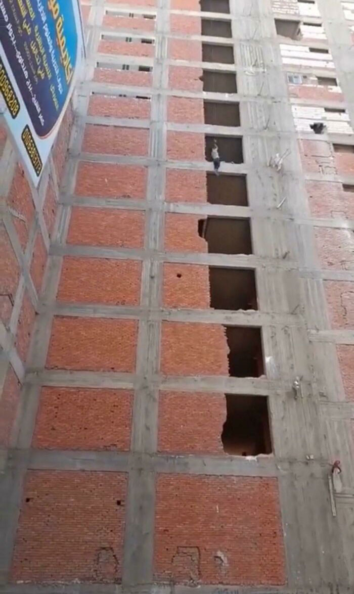 In Egypt, Workers Use Construction Lifters As Elevators
