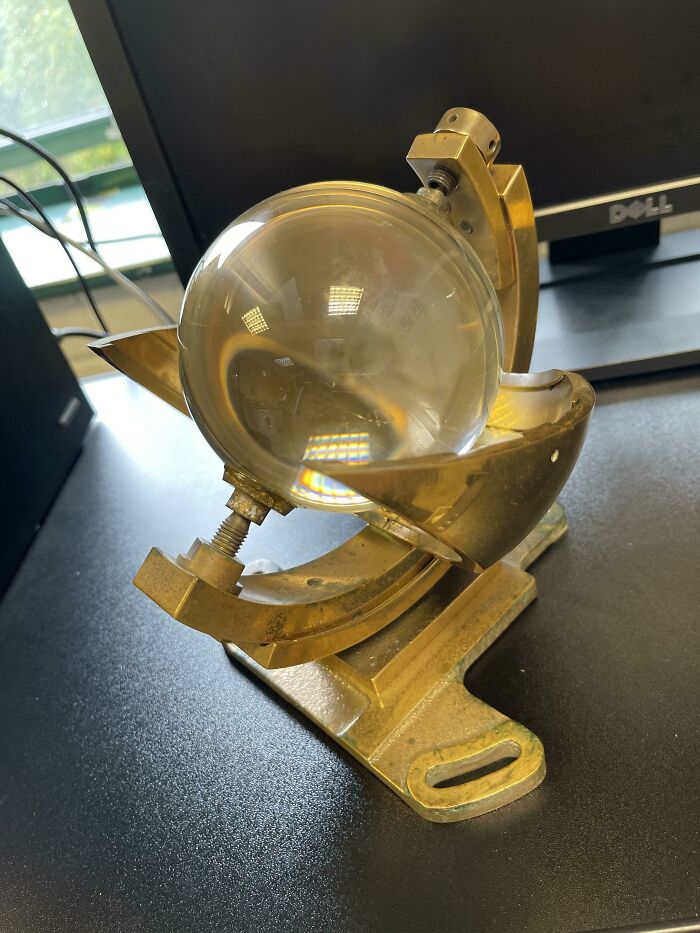 Bola de cristal rara, suspendida por tornillos, en un marco de metal, de color bronce o dorado en apariencia