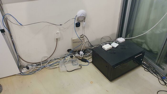 La configuración del servidor/WiFi donde trabajo. (El tupperware es para atrapar el agua del aire acondicionado que tiene fugas)
