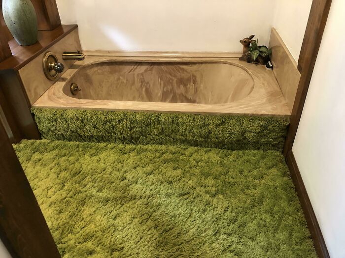 El cuarto de baño enmoquetado de mis abuelos