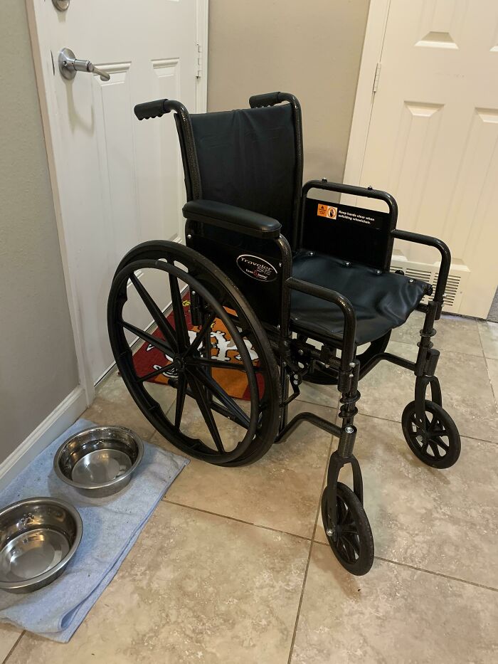 ¡Ya no necesito esto! Después de 16 cirugías para arreglar un defecto de nacimiento y años en una silla de ruedas, por fin me han autorizado a empezar a caminar