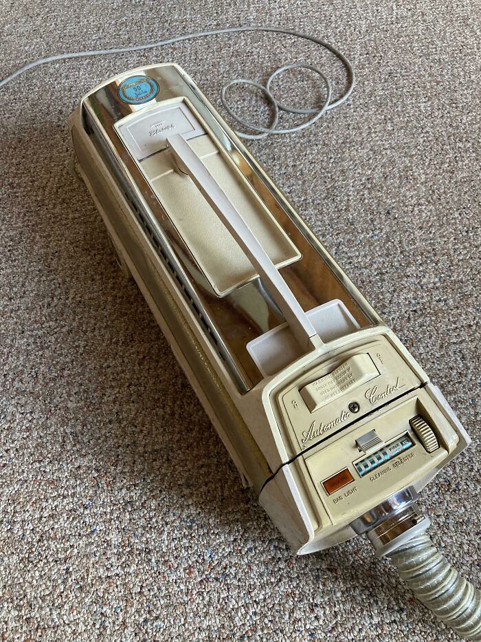Vieja aspiradora Electrolux de 1969. Mis abuelos la siguen usando hasta el día de hoy porque todavía funciona perfectamente