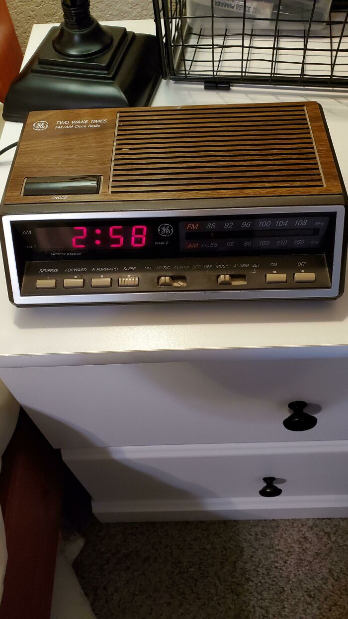 Ge Two Alarm Clock - This Guy Has Been Waking Me Up Since I Purchased It New In 1991. It Has Never Failed Me With A 9 Volt Battery Backup