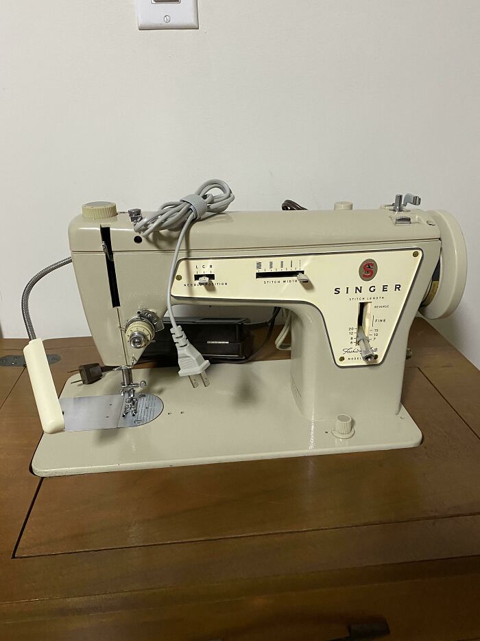 Mi esposa heredó esta máquina de coser Singer de su abuela. Todavía funciona perfectamente. Aunque no estoy seguro de qué año es