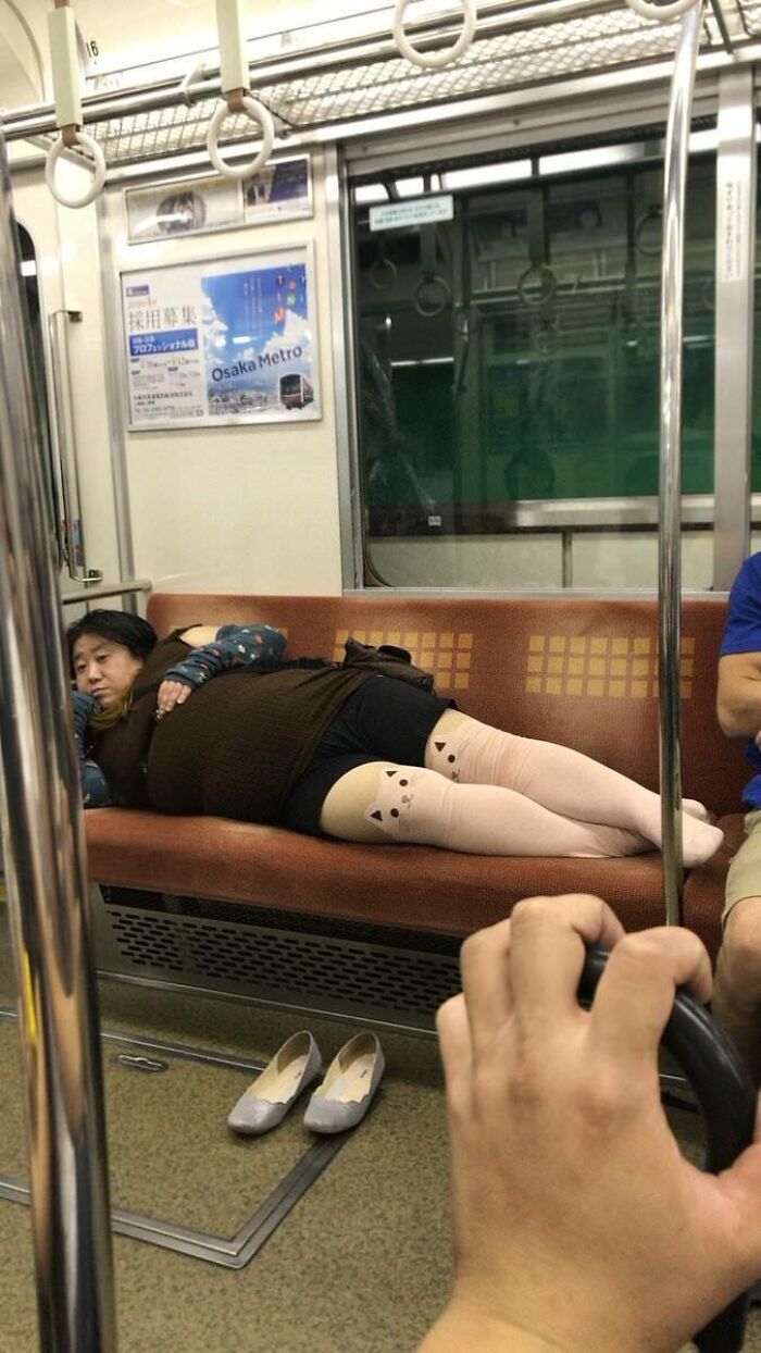 The Hottest Pose I've Ever Seen In The Train