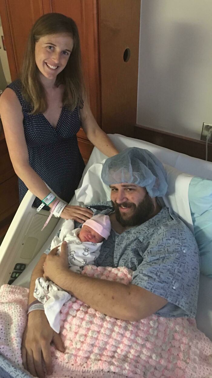 Nuestra foto de anuncio del bebé. Mi esposa se veía tan odiosamente delgada 24 horas después del parto que bromeé con que yo me veía como el que acababa de dar a luz. Así que decidimos intercambiarnos