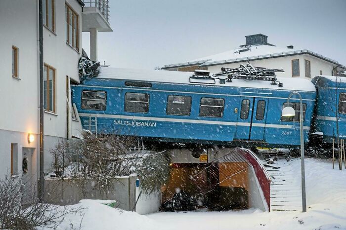 El accidente de tren de 2013 en Saltsjöbaden (Suecia). Una señora de la limpieza pone en marcha accidentalmente un tren estacionado de forma negligente, que acaba descarrilando y estrellándose contra una casa