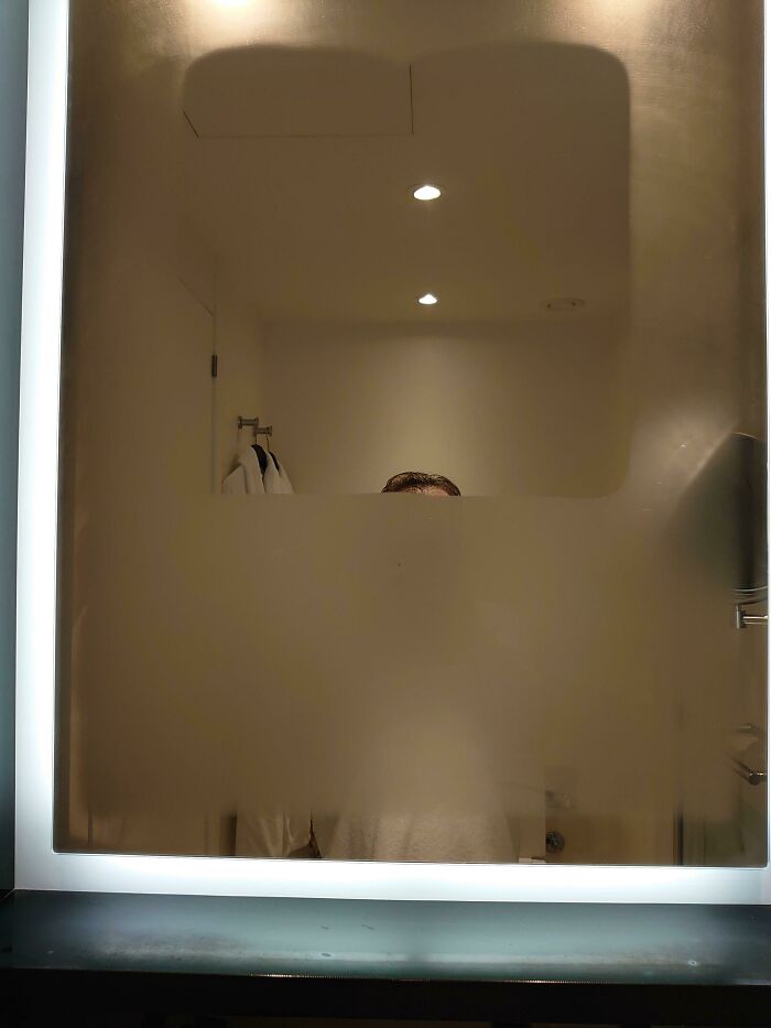 El espejo del baño de mi hotel tiene una sección anti-vapor. Por desgracia, mido 1,57 m