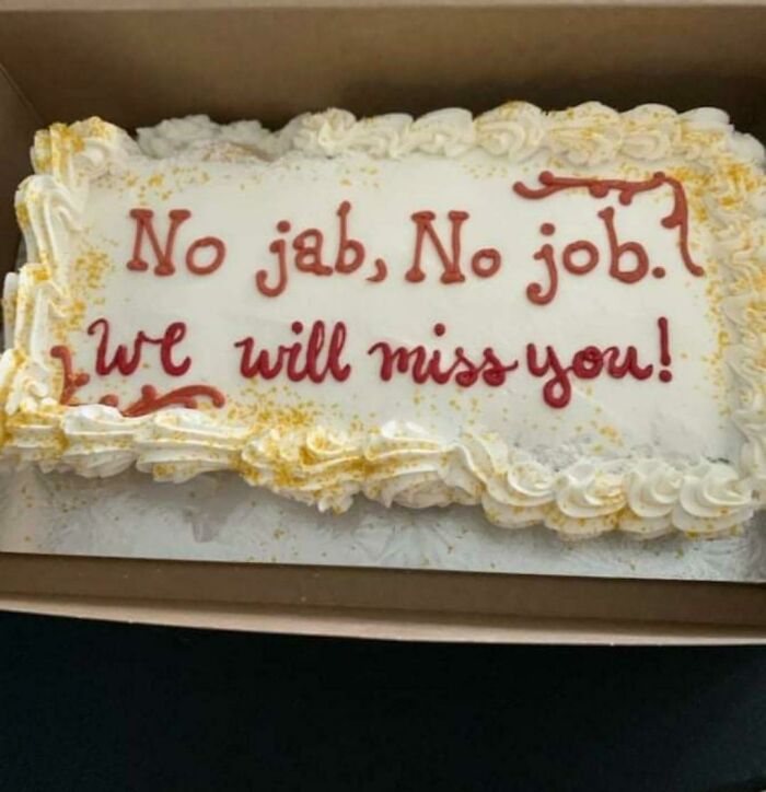 Un amigo del jefe hizo esta tarta para un par de compañeros de trabajo que no se vacunaron