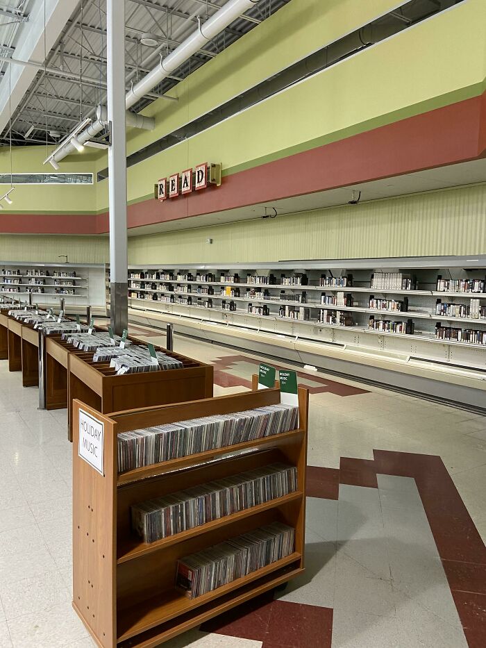 Antiguo supermercado convertido en biblioteca provisional
