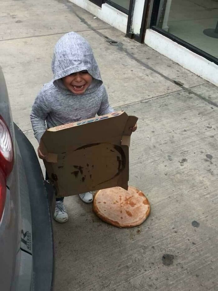 A este niño se le cayó la pizza