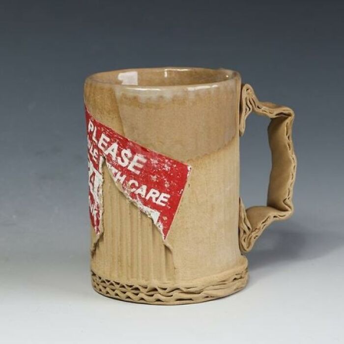  Esta taza de café de cerámica que parece hecha de cartón