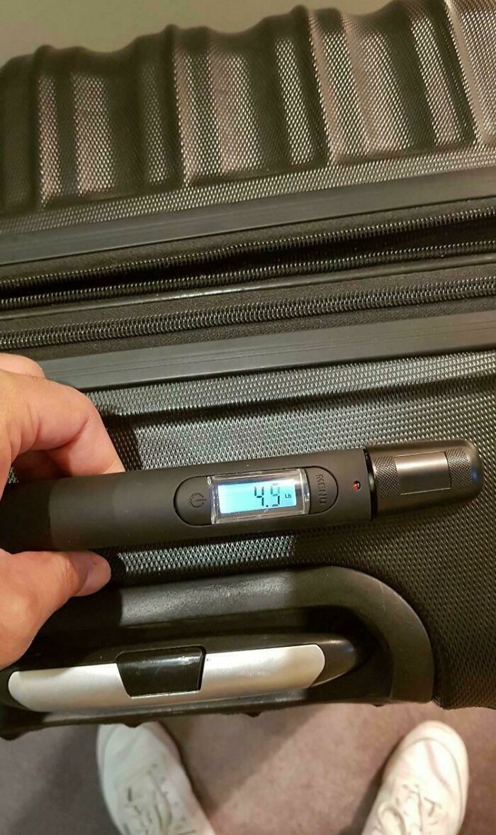 Suitcase That Displays Its Own Weight