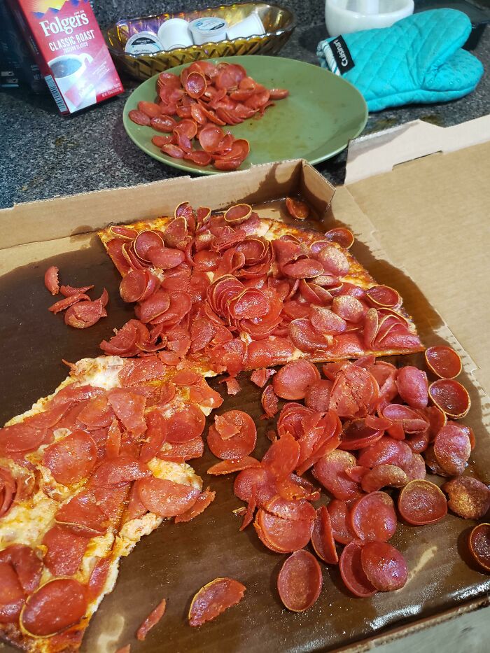 La cantidad normal de pepperoni que pidió mi hermano