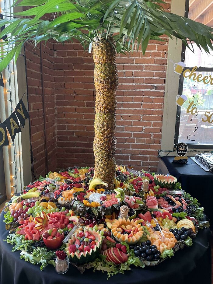 Mi mamá hizo una exhibición de frutas en forma de árbol de piña