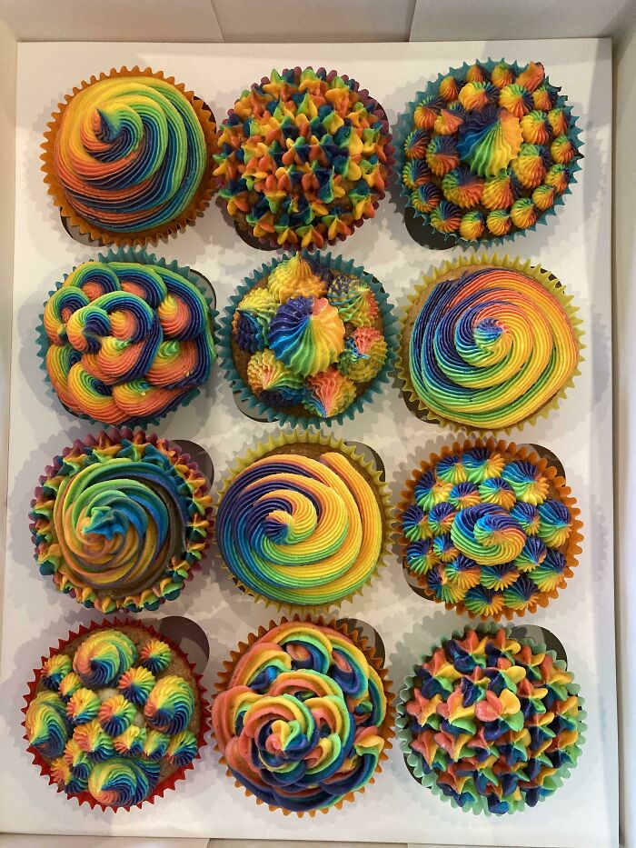 Hice cupcakes arcoíris… ¡No podría estar más feliz con el resultado!