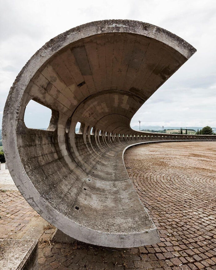 Banco de cemento, parte del complejo del Santuario Dell'amore Misericordioso, Todi, Italia (del arquitecto Julio Lafuente, 1953-1974)