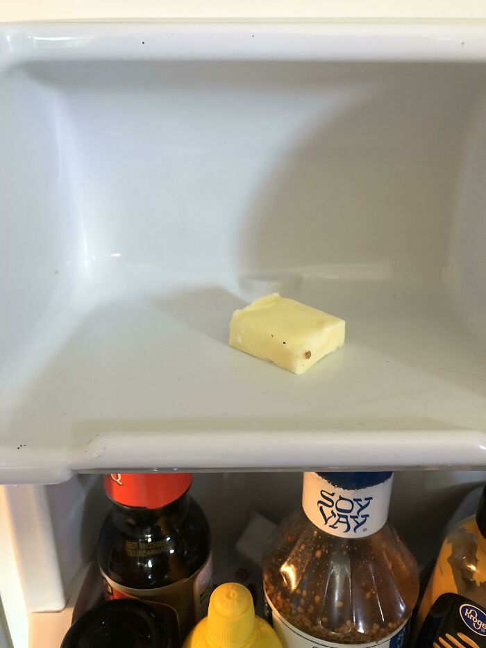 Mi novio pone la mantequilla así en la puerta del refrigerador. Totalmente expuesta y tocando el refrigerador que no he lavado en meses