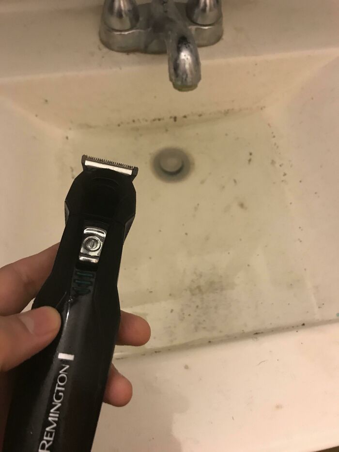 Mi compañera de piso tiene un nuevo novio, usó mis máquinas de afeitar, no las cepilló cuando terminó, no limpió el fregadero y lo atascó también