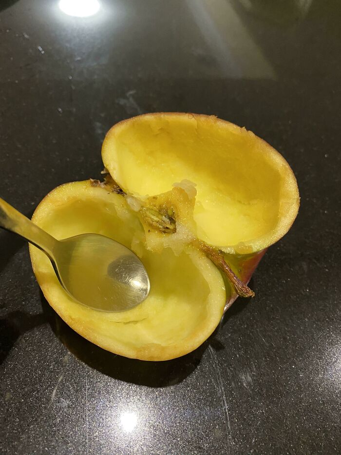 Mi marido se come la manzana con una cuchara