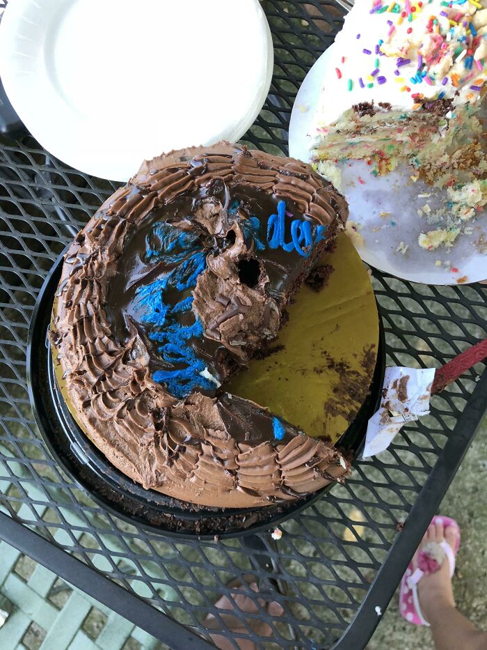 My Fiancé Thinks This A Completely Acceptable Way To Cut A Cake