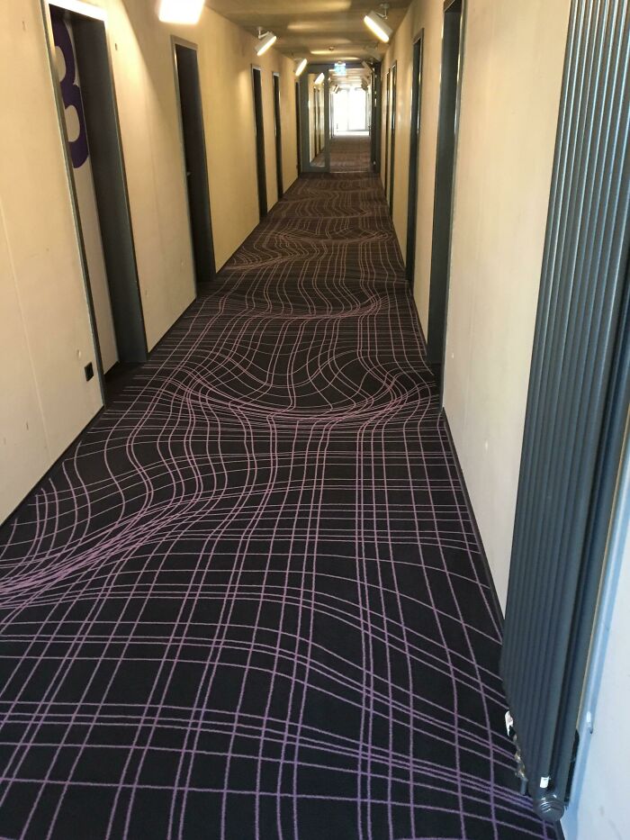 Esta alfombra lisa en un hotel en Colonia, Alemania imita una superficie con curvas