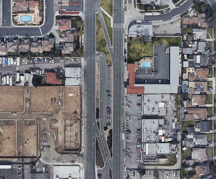 This Parking Lot In The Middle Of An Avenue, With No Crosswalks Connecting To It. (Gardena (Los Angeles), California, USA) (Copied From My Post On R/Suburbanhell)