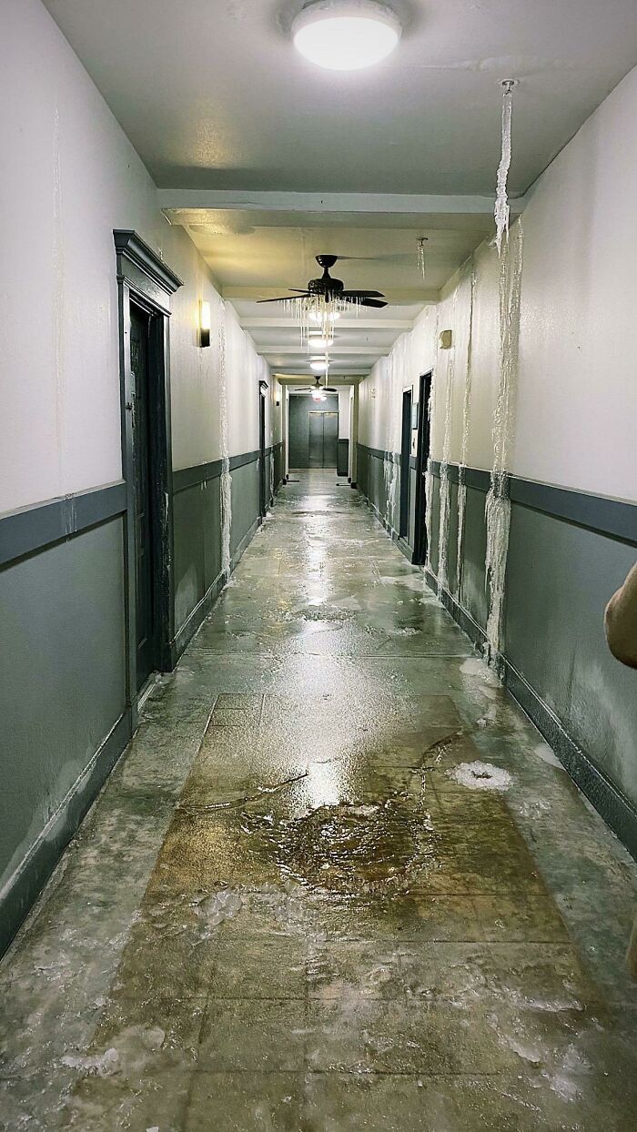 Este pasillo de un edificio en Dallas se parece a una escena de Titanic