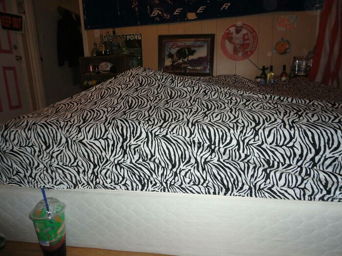 My Boyfriend Was Too Lazy To Get Up So I Could Change The Sheets, So I Just Made Them Over Him