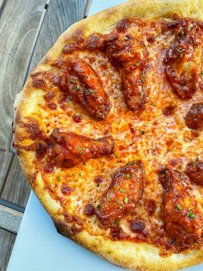 Pizza con alitas vista en Buffalo Wild Wings