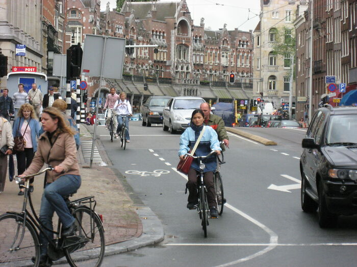 No caminar por los carriles para bicicletas en Ámsterdam
