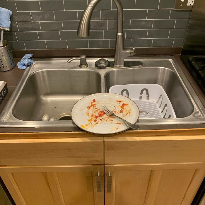 Aquí es donde va el plato después de la cena. No en el lavavajillas. No en la barra. Ni siquiera en el fregadero. Tiene que estar perfectamente equilibrado sobre el fregadero, así.