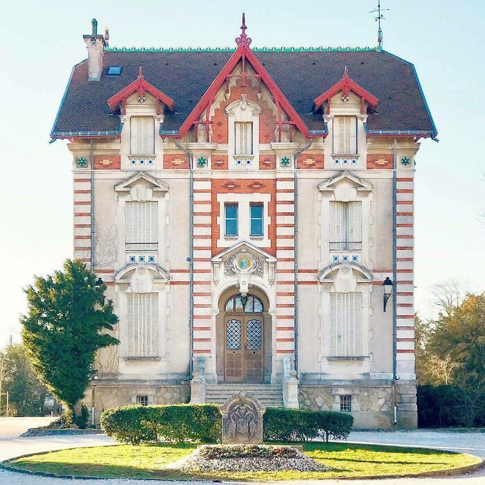 Chateau Giraud. L'isle-Sur-La-Sorgue, France C. 1855
