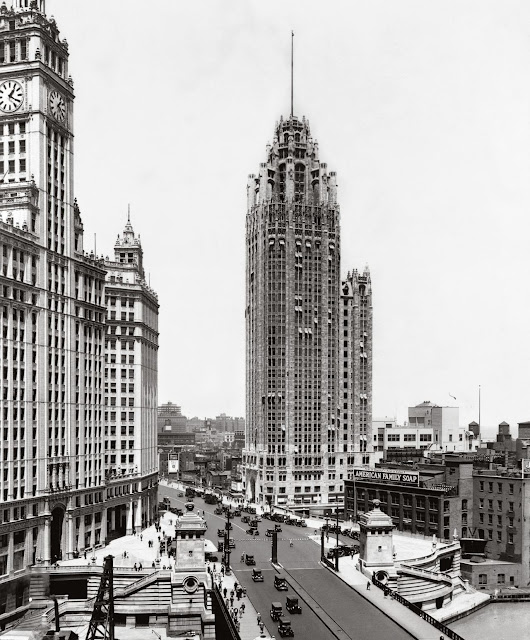 Tribune-Tower-1925-61a4a9d0e57e1.jpg