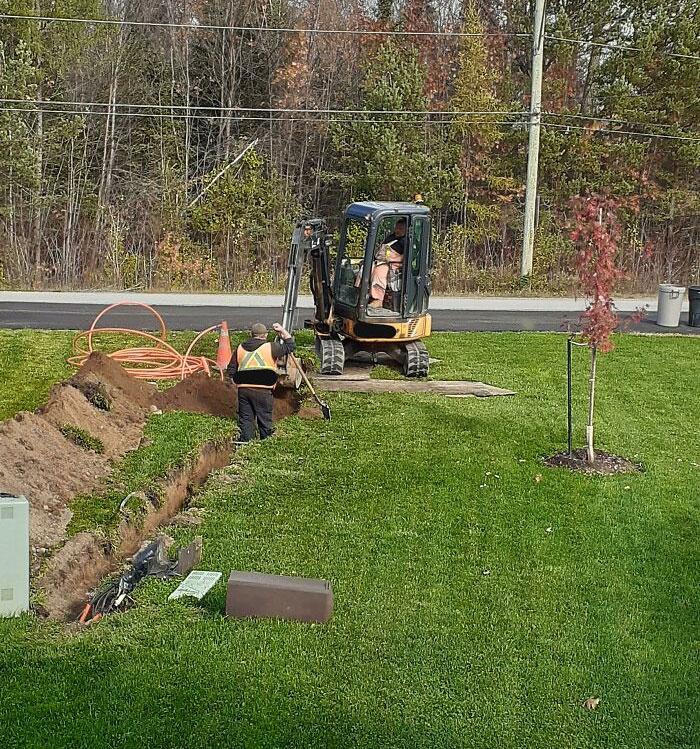 Una empresa que no pertenece a la municipalidad comenzó a cavar en mi patio y el de mi vecino sin permiso para colocar cables de internet y rompió todo el sistema de riego