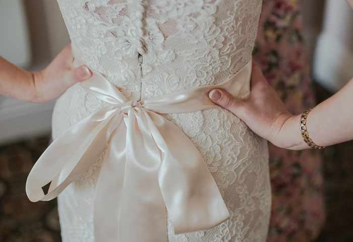 “Las novias inteligentes ahorran dinero”: este prometido se enfureció al enterarse de que su futura esposa había gastado $400 en un vestido de novia