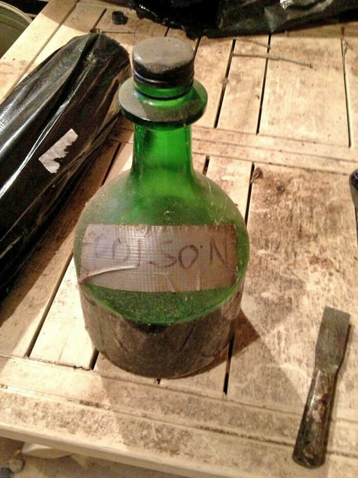 Encontré esta botella en el sótano de mi nueva casa. Me pregunto qué hay en ella