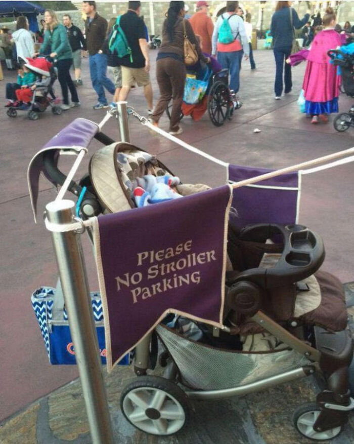 Disney Theme Park Employees Reveal Things They Love And Hate About It (54 Posts)