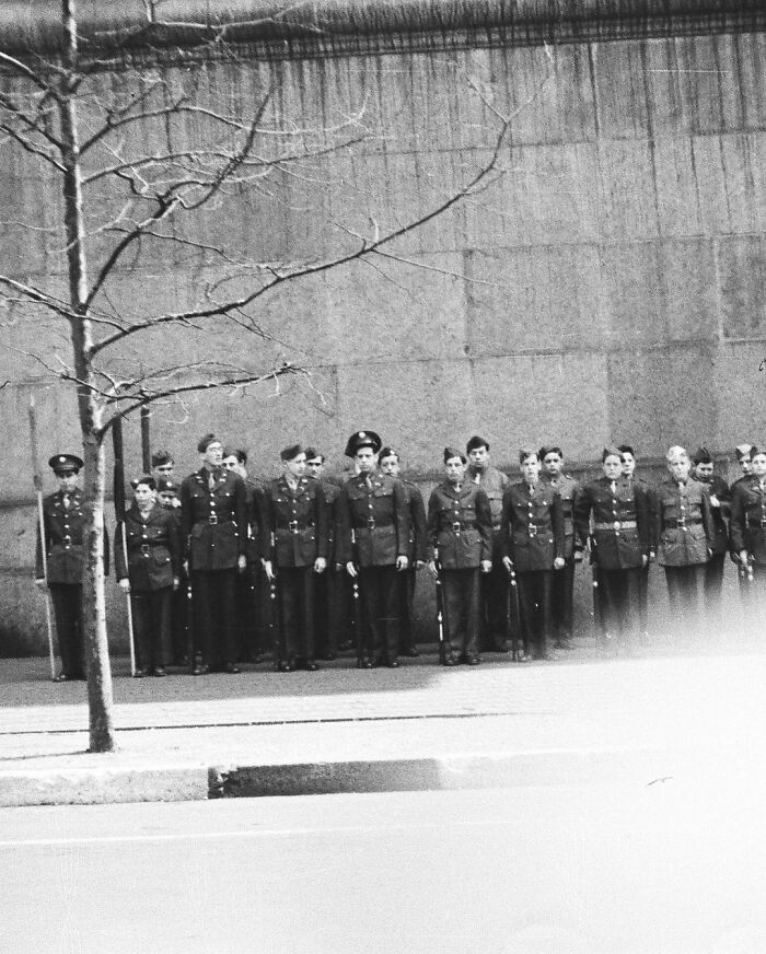 Este hombre encontró un carrete de fotos de la 2ª Guerra Mundial en una tienda de 2ª mano y compartió estas 18 fotos