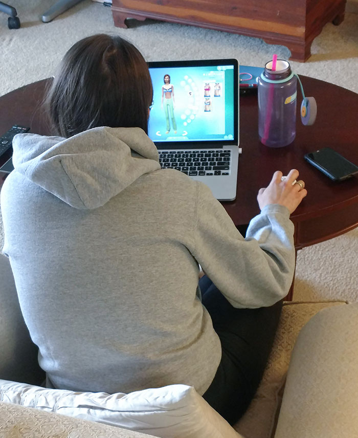Mi mujer y yo nos quedamos sin trabajo durante el confinamiento y ella empezaba a volverme un poco loco, así que instalé Los Sims en su portátil