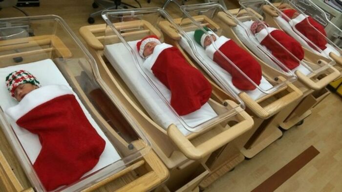 Los bebés que nacen en el periodo festivo son envueltos en calcetines de Navidad