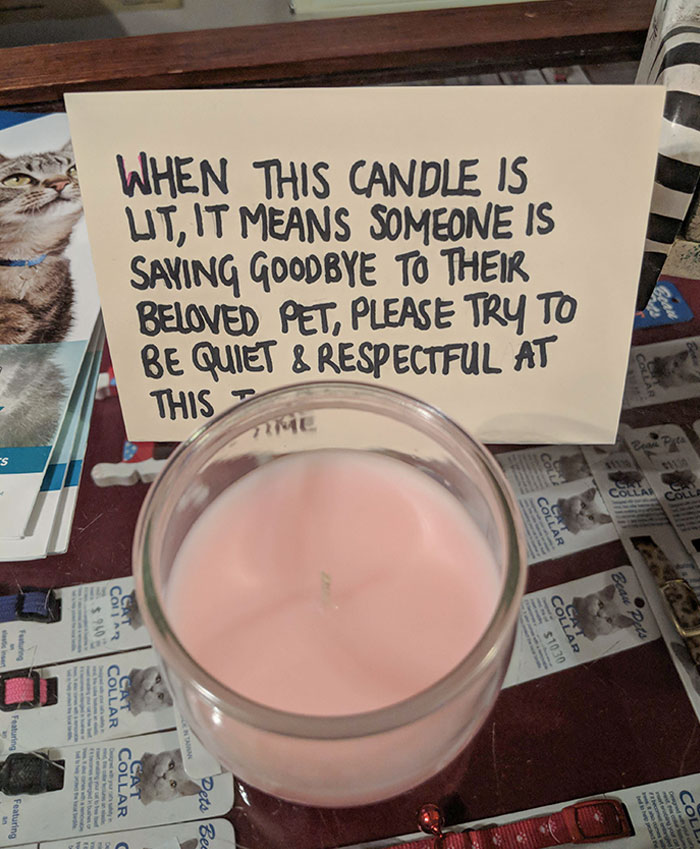 Mi veterinario local tiene un cartel y una vela para cuando alguien se despide de su mascota