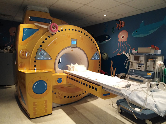 Los médicos pintan la máquina de resonancia magnética de la clínica infantil para que parezca un submarino